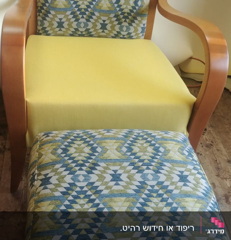 כיסא עם ריפוד גיאומטרי וכרית צהובה